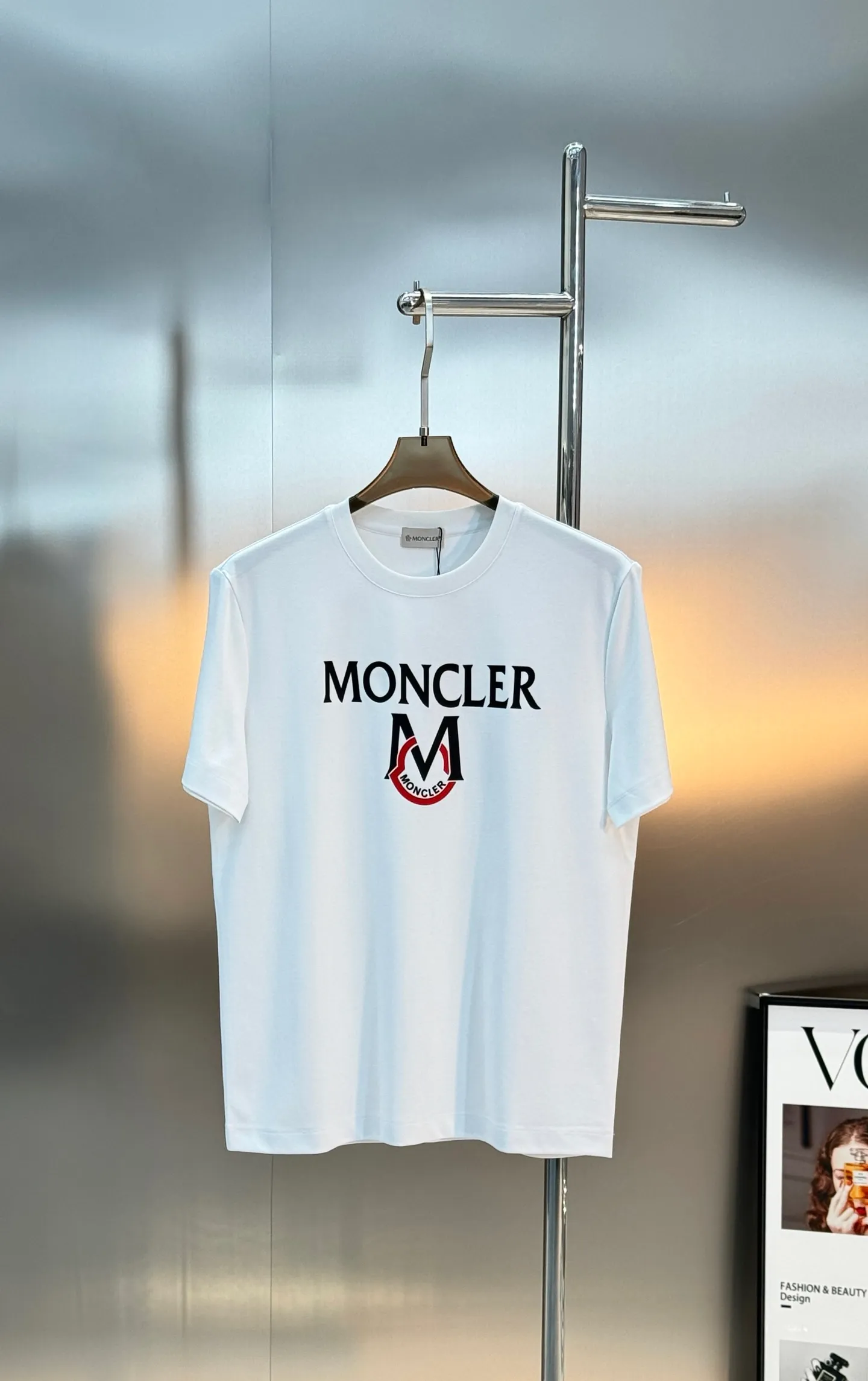 ⚜️ Moncler 26s New Arrival T . 200g . Breathable， ! Momcler . Classic . . Quality ， ， Versatile ! ：White.Black.Sizes：M-4XL ❗️（175/140 L）